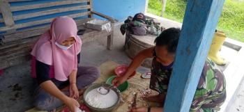 Satgas TMMD 110 Bojonegoro Belajar Membuat Jajanan Tradisional